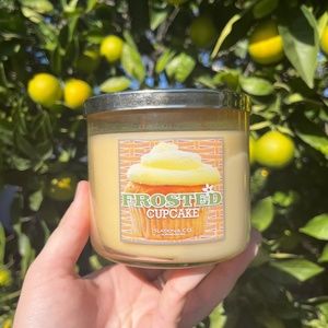 Slatkin co Frosted Cupcake bath and body works collectible candle 2012